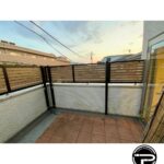 目隠しフェンスの高さを抑えて空の景色を楽しめるバルコニー設計