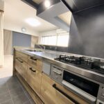 キッチンパネルと床のトーンを合わせ、洗練された「大人なジャパンディ」を表現。