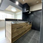 マンションキッチンの吊戸棚撤去後の開放的なジャパンディスタイル