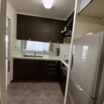 対面キッチンで吊戸棚が視界を遮りリビングが見えにくい状態