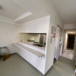 マンションキッチンの分厚い垂れ壁と吊戸棚のビフォー写真