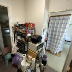 キッチン背面の収納不足で物が溢れてしまい動線が狭い様子