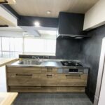 木目調天井と黒い梁が特徴的なおしゃれな対面キッチンリフォーム