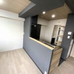 ダイニングからキッチンまで連続する木目天井のリフォーム事例