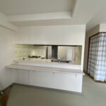 解体前のキッチン袖壁と大きな吊戸棚（江戸川区マンションリフォーム前）