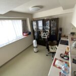 既存ののっぺりとした白い既製品のカウンター天板（リフォーム前）