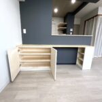 パイン材カウンター下の造作可動棚収納内部（アイボリー扉のディテール）