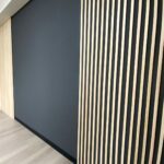 現場歴25年アドバイザーが自ら墨出し組み上げた壁面縦格子のアップ画像。