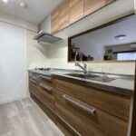 明るいグレー調の木目床とナチュラルなキッチン扉が調和する江戸川区の施工後キッチン