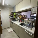 開き扉収納とタイル壁でやや経年感のあった江戸川区のキッチンリフォーム施工前