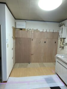 洗面台の重厚なカウンターを支えるために壁一面に貼られたベニヤ板下地補強
